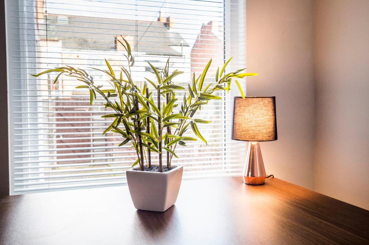 Spacious, Modern 4 Bed House Close To City Centre Chester Esterno foto