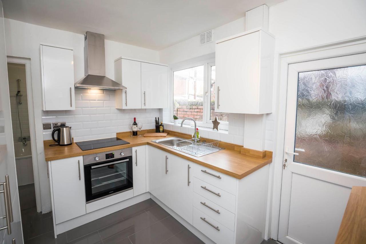 Spacious, Modern 4 Bed House Close To City Centre Chester Esterno foto