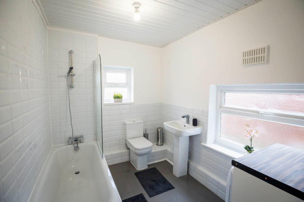 Spacious, Modern 4 Bed House Close To City Centre Chester Esterno foto