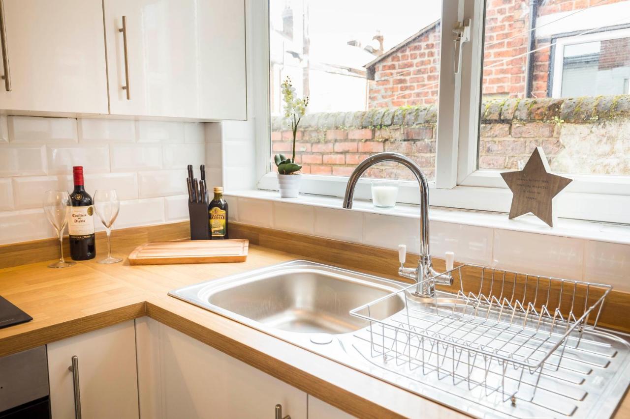 Spacious, Modern 4 Bed House Close To City Centre Chester Esterno foto